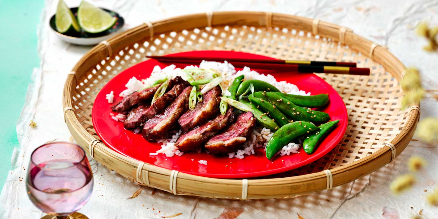 Canard laqué, riz et sugar snaps